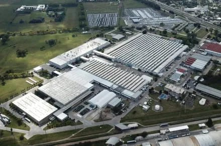 El gobierno de Milei de mal en peor. Mercedes-Benz se va de la Argentina tras más de 70 años de producción. 