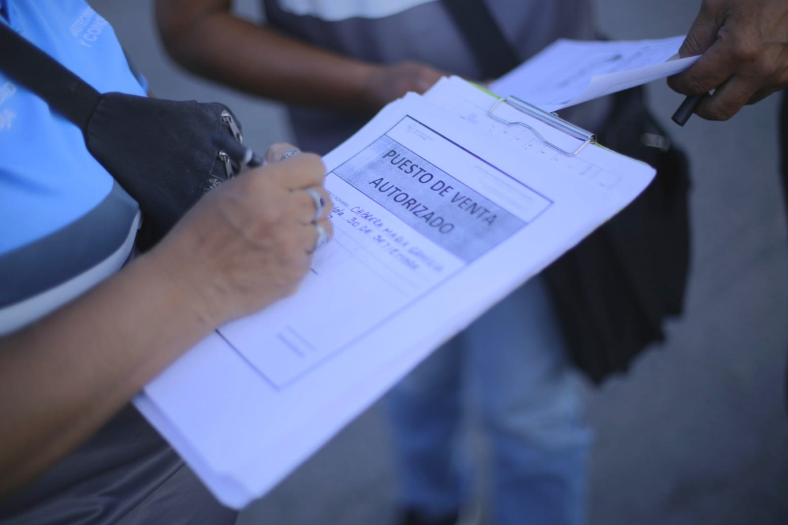 El Municipio entrego habilitaciones para puesteros de la Chaya