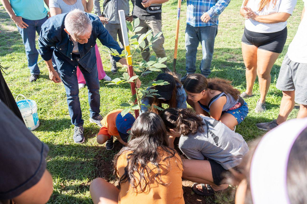El Municipio de la Capital comparte la acción de plantar arboles con la niñez.