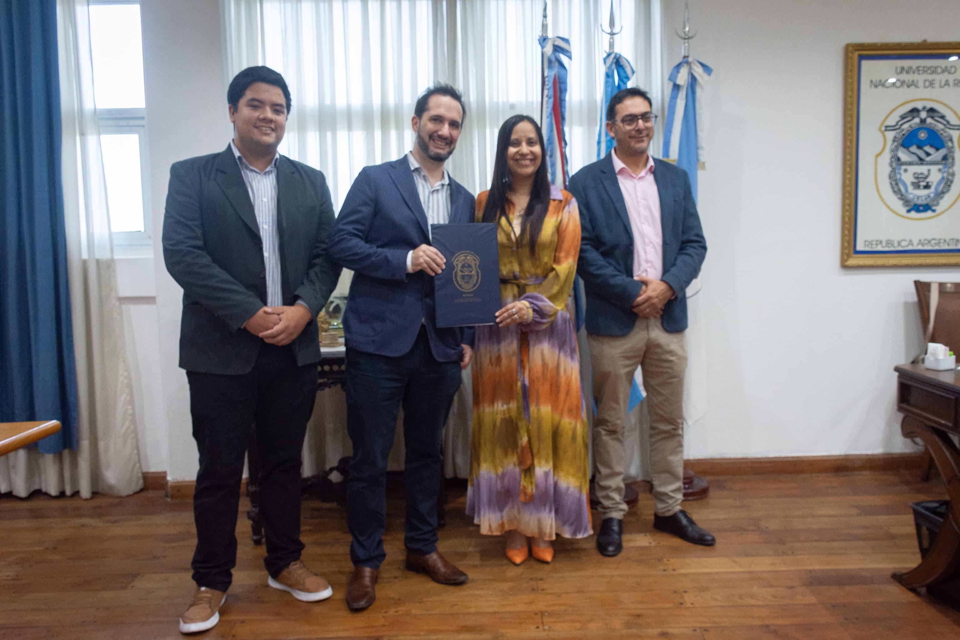 UNLaR firma convenio para promover la formación y sensibilizacion en neurodiversidad.
