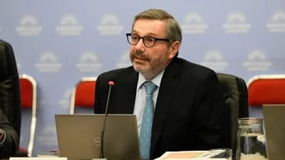 Milei echó al titular de la ANSES por afirmar que avanzaba una reforma jubilatoria.