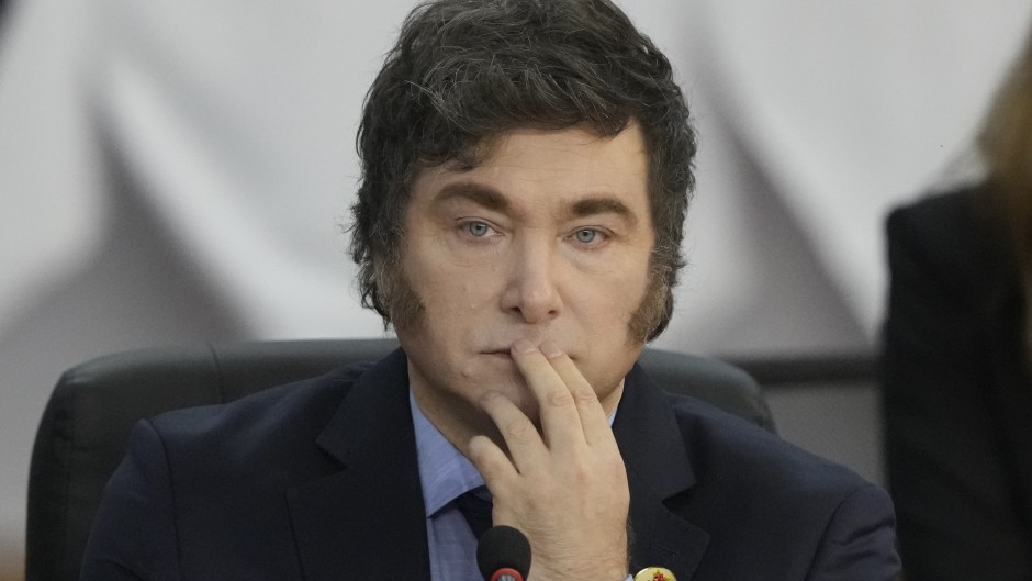 Un trabajo compara el plan de Milei con la Convertibilidad y dice que a fin de año colapsa.