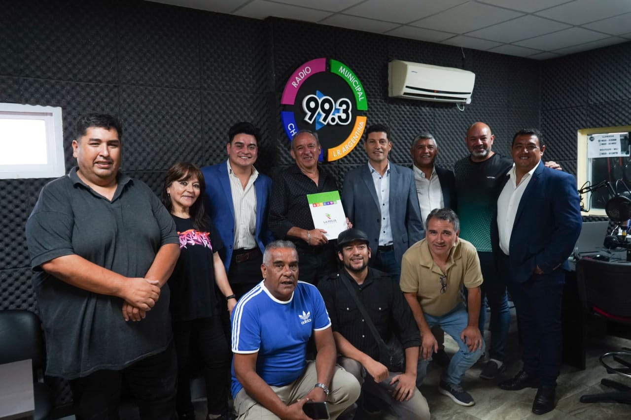 Entrega de Personería Jurídica a la Asociación Civil Amigos de Radio Municipal de Chilecito.