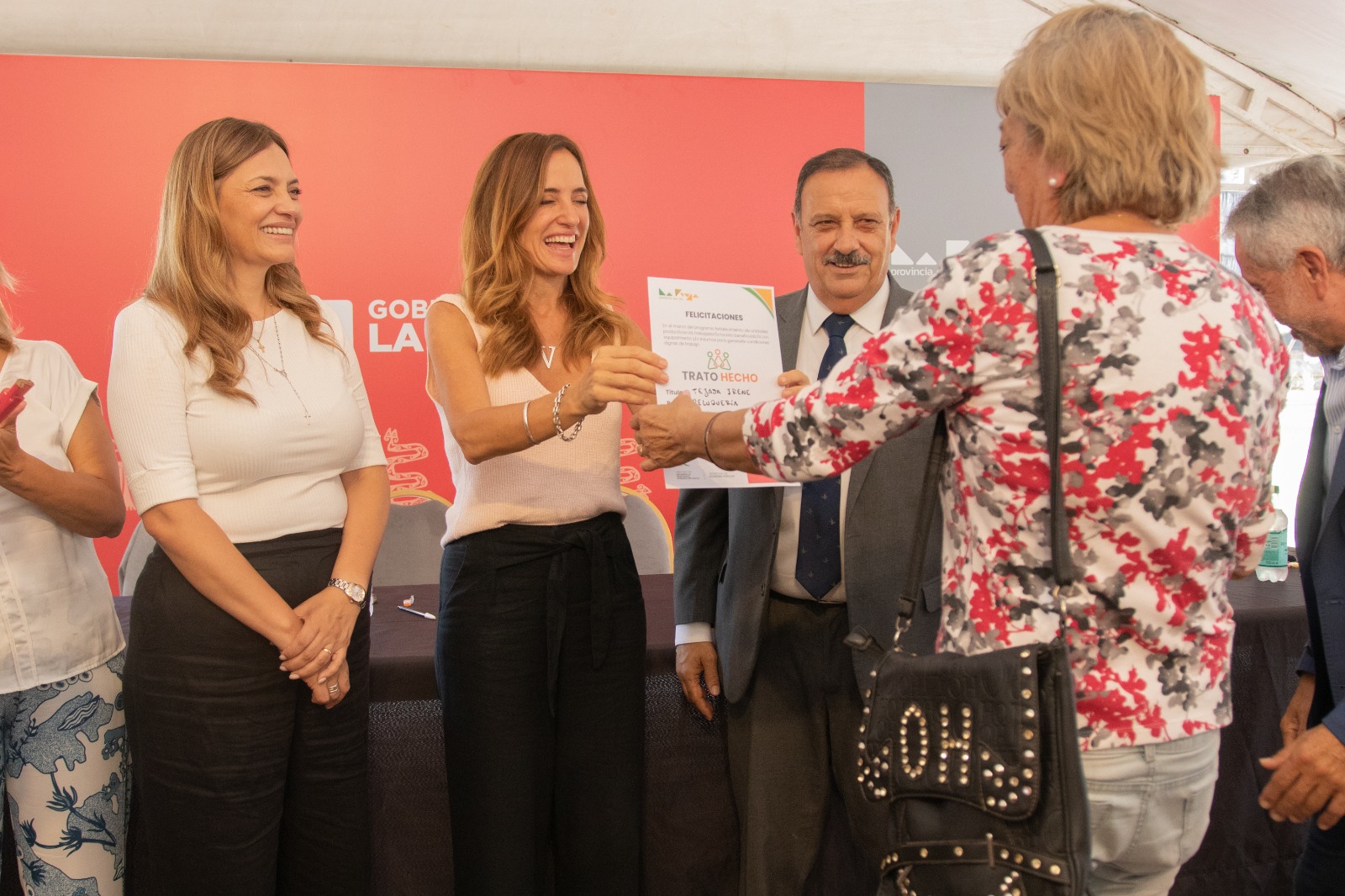 El gobernador Ricardo Quintela entregó elementos a microemprendedores y firmó convenio con la Cámara Empresarial Riojana