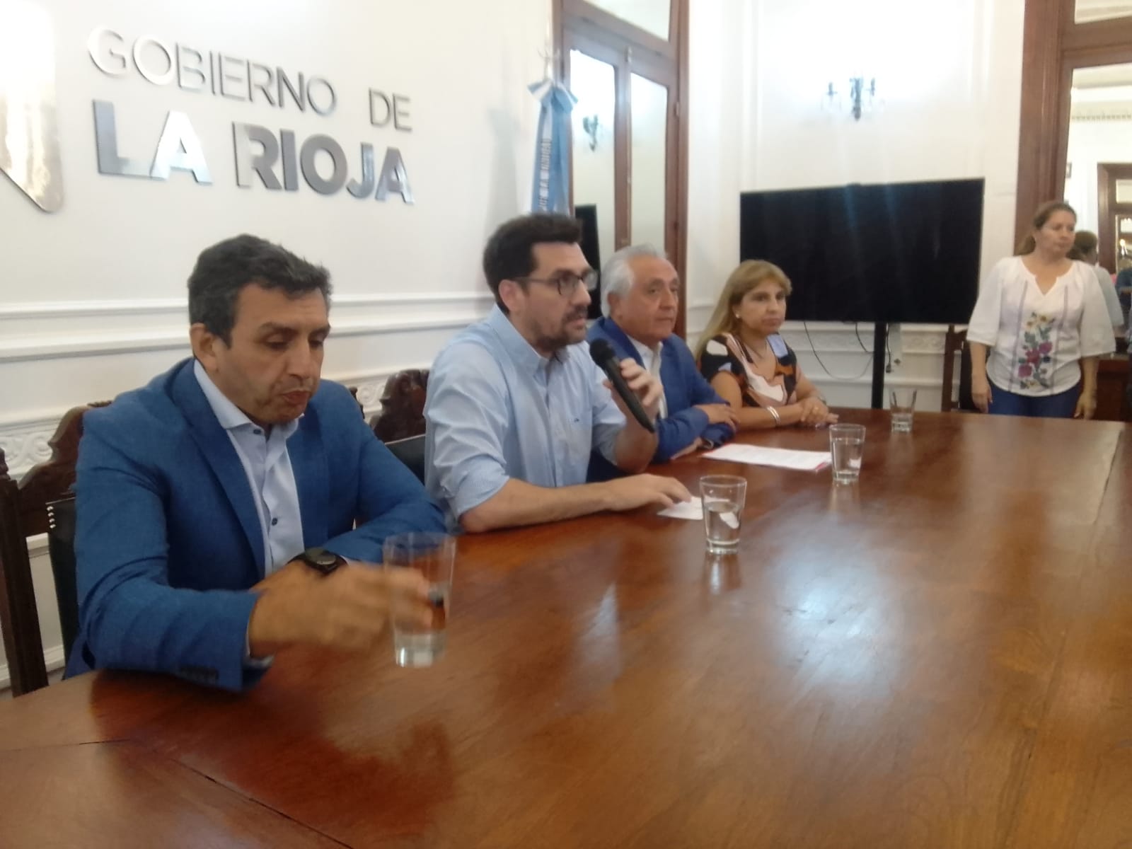 Ejemplar medida. El gobierno de La Rioja descontara los días de paros a docentes y médicos.