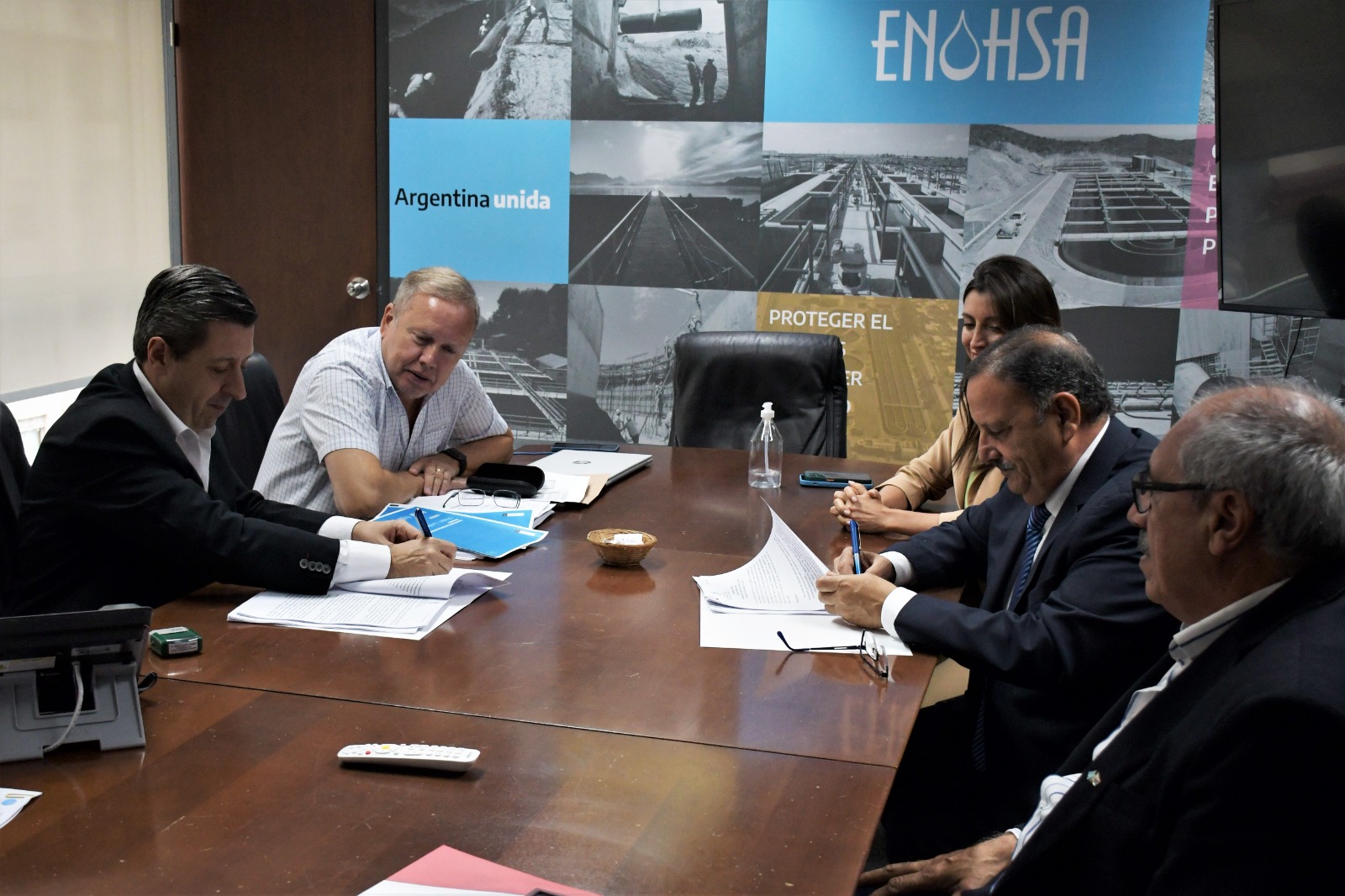 El gobernador Ricardo Quintela firmó convenios para la ejecución de importantes obras en el departamento General San Martín