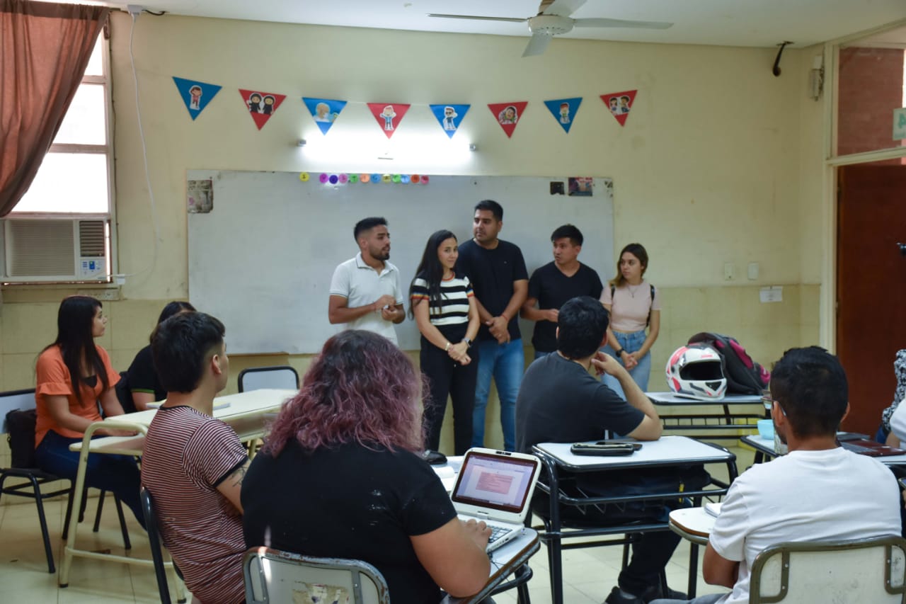 Inscriben a estudiantes para que accedan a becas Progresar y matriculación en el comedor estudiantil 