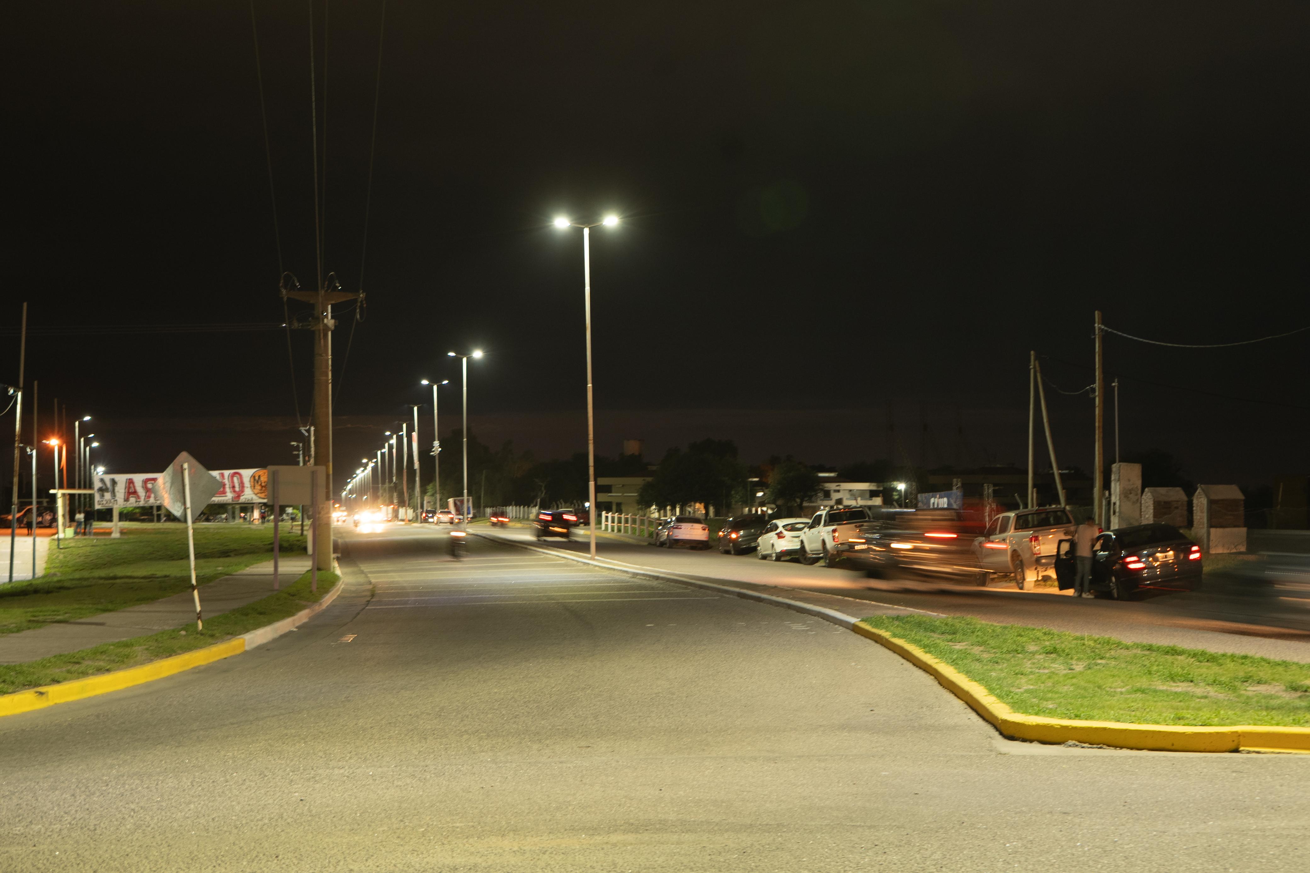 Obras para la Comunidad: Inauguran nueva iluminación en avenidas de la zona Oeste de Capital.
