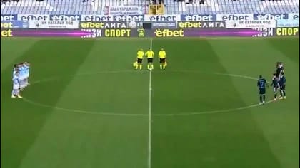 Hicieron un minuto de silencio creyendo que un ídolo del club había muerto, pero esta vivo y debieron pedir disculpas