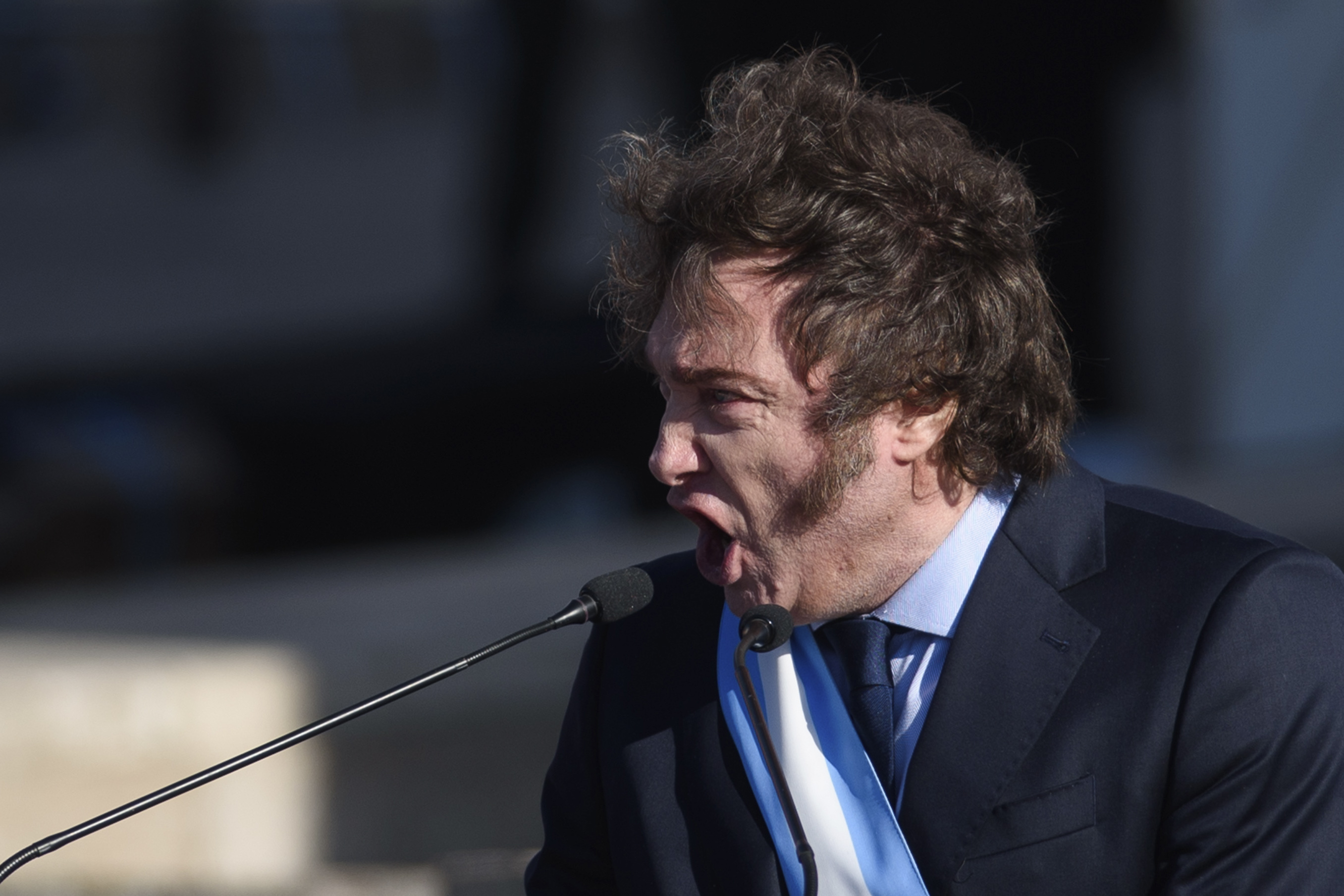 Al igual que Macri. Pese a que es inconstitucional Milei firmó el lunes por la noche el DNU para para pedir préstamo al FMI. 