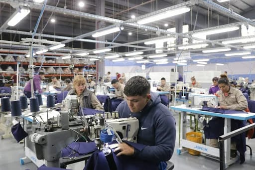 Efecto Milei: según el INDEC la producción textil cayó y solo un tercio de la maquinaria se encuentra activa
