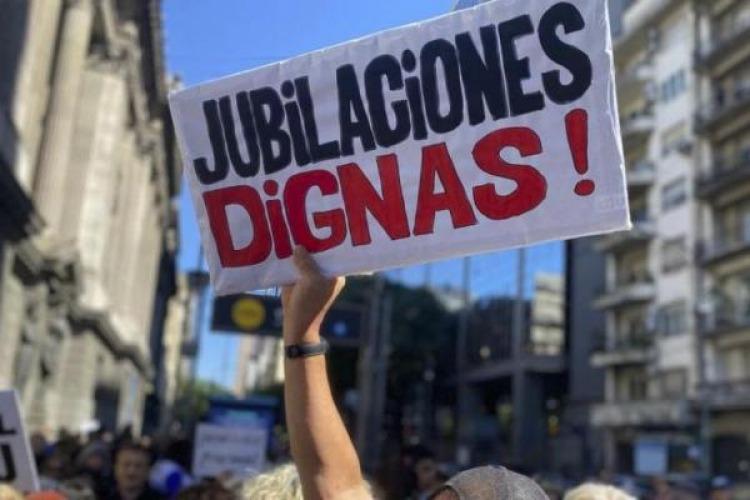 Una miseria. El Gobierno Nacional anunció 7 mil pesos de aumentos para jubilados y sigue congelado el bono de 70 mil.