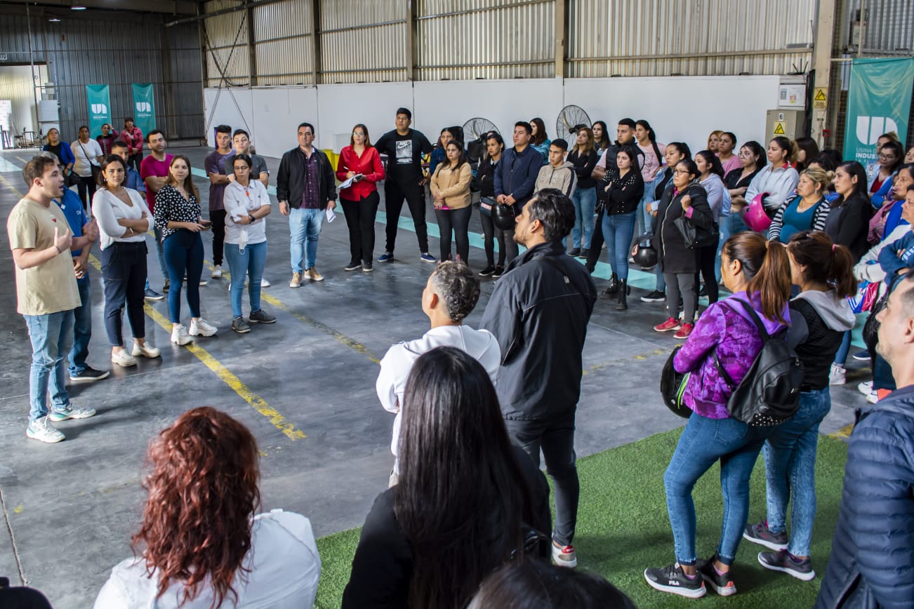La candidata a concejala Julieta Calderón acompañó a 100 jóvenes que se capacitarán para desempeñarse en la industria textil