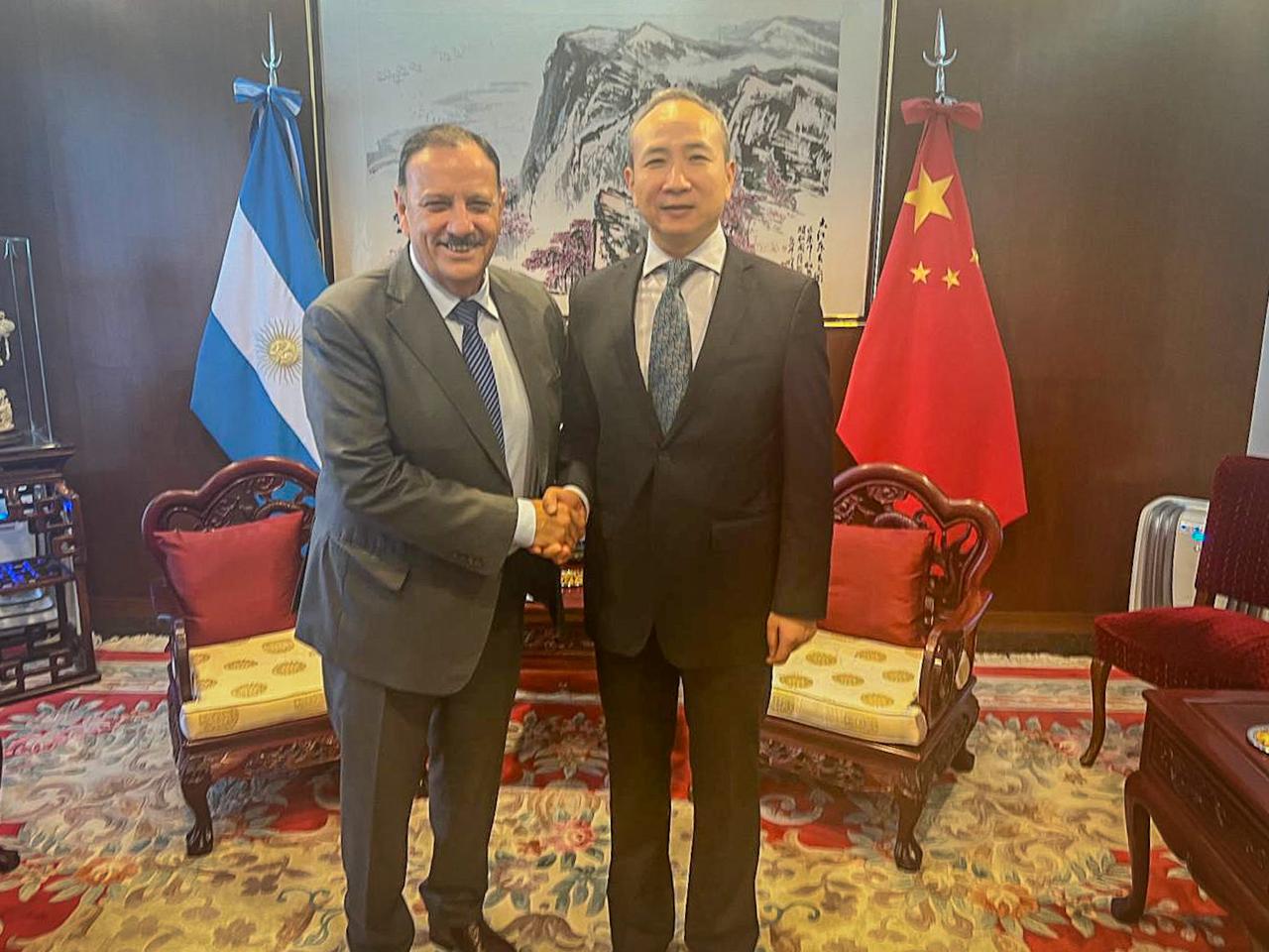 El gobernador Ricardo Quintela se reunió con el embajador de China en la Argentina.