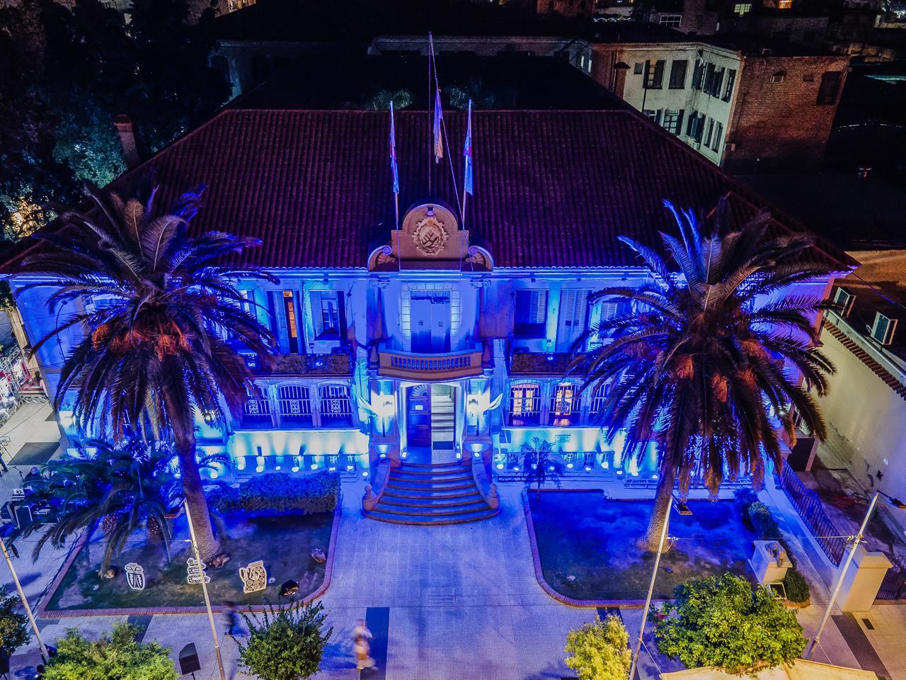 La Casa de Gobierno se ilumina de azul para concienciar sobre el autismo.