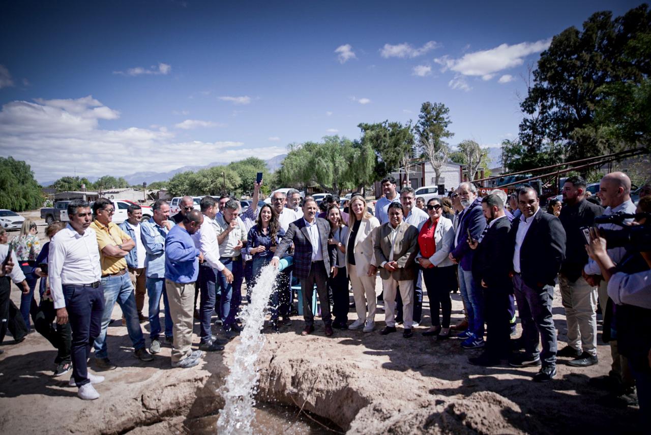El Gobierno provincial inauguró una nueva perforación que brindará solución al problema hídrico de varios barrios de Aimogasta.