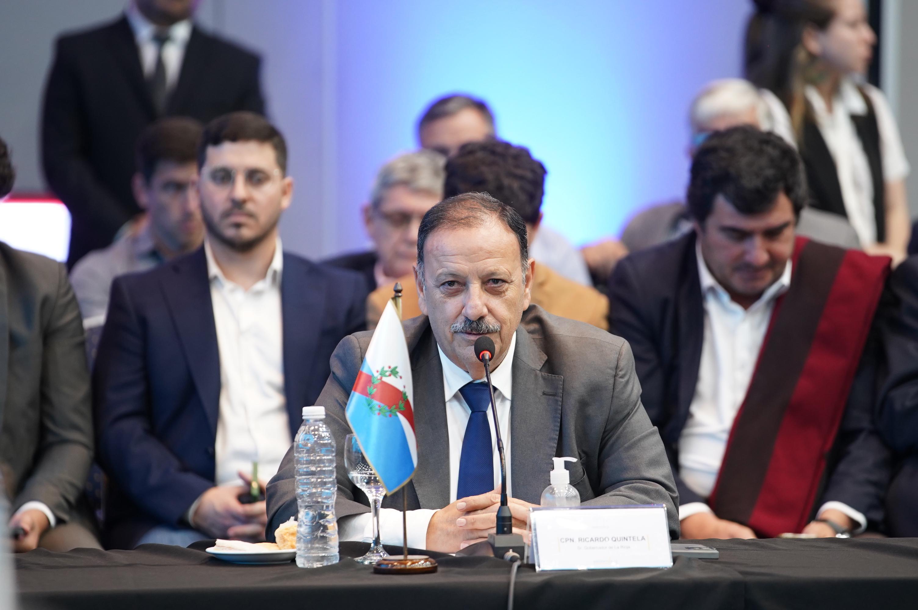 Quintela inicia una gira internacional en busca de inversiones y cooperación estratégica.