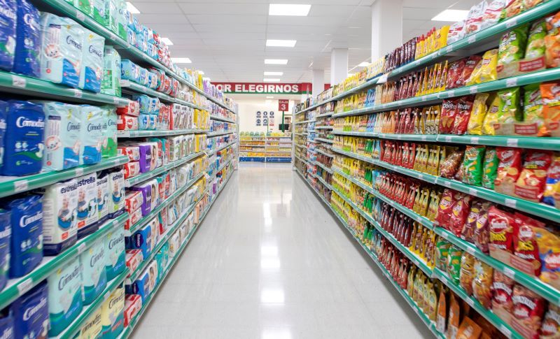 El consumo en supermercado no repunta y va camino a 16 meses en caída