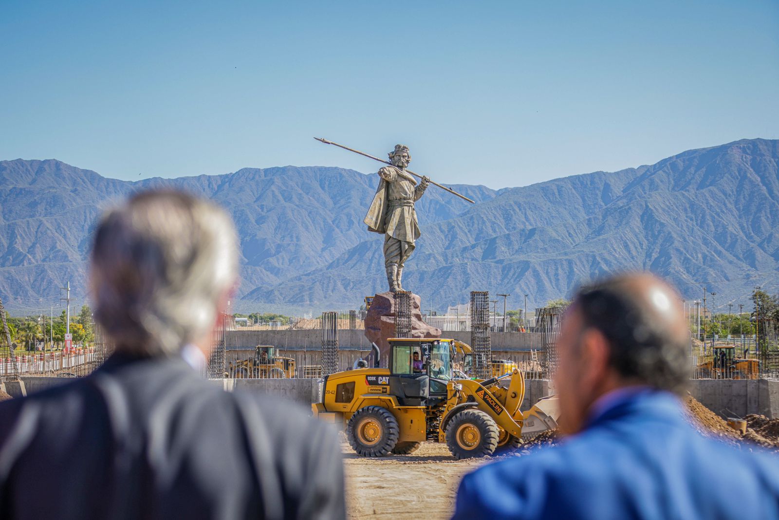 El gobernador Ricardo Quintela y el presidente Alberto Fernández constataron los avances de la obra “Distribuidor vial monumento al Chacho Peñaloza”