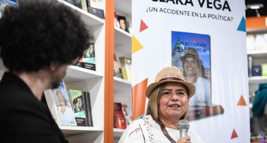 Clara Vega presentó su libro con miras a su reelección como senadora