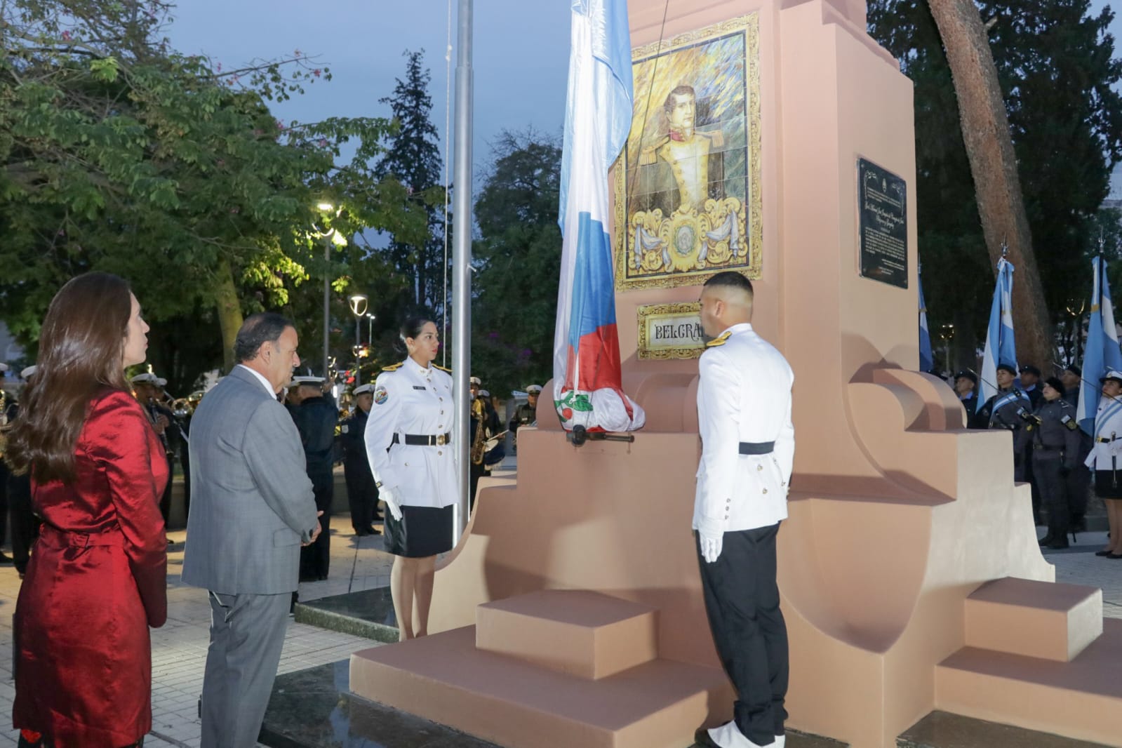 El gobernador Ricardo Quintela participó del izamiento de la bandera en el aniversario de la fundación de la ciudad de La Rioja
