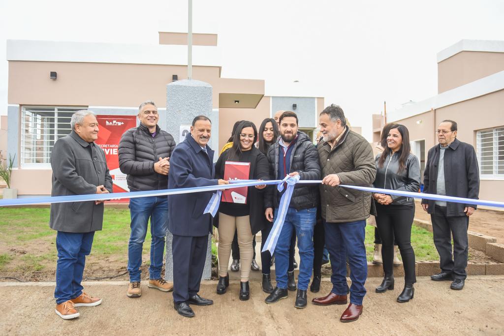 El gobernador Ricardo Quintela entregó a 58 familias la llave de su nuevo hogar