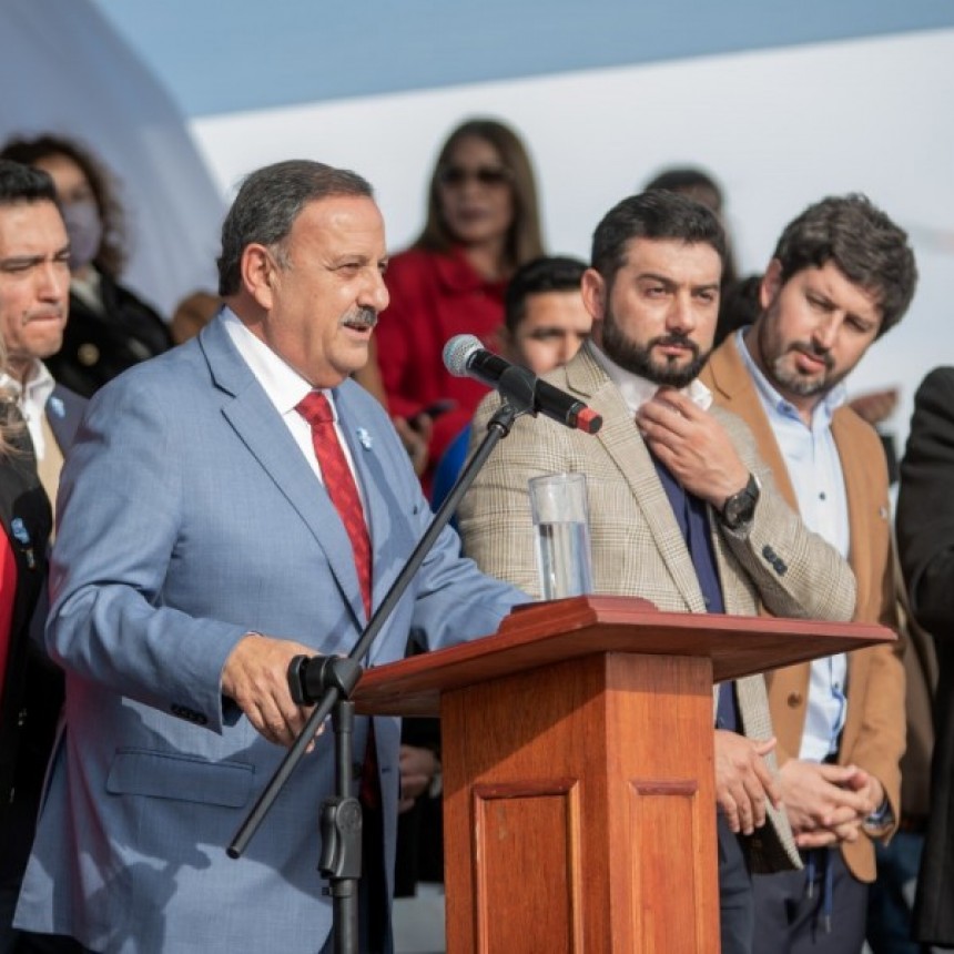 El gobernador Ricardo Quintela tomó la Promesa de Lealtad a la Bandera Argentina a los estudiantes de 4to grado