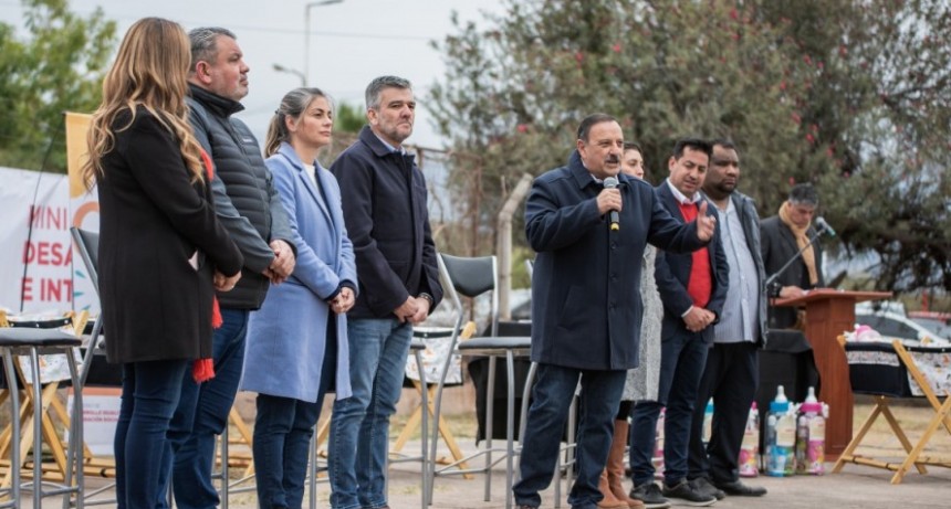 El gobernador Ricardo Quintela junto al ministro Juan Zabaleta realizaron importante entrega de maquinarias, herramientas e insumos 