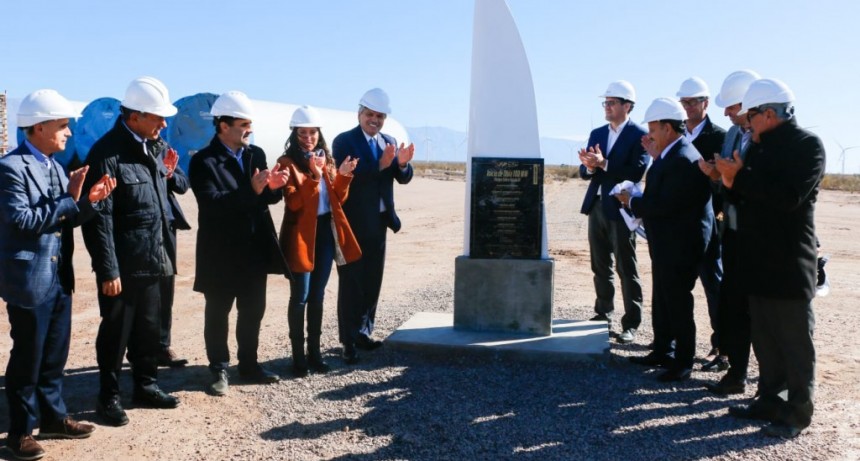 Quintela y Alberto Fernández descubrieron piedra fundamental de la tercera etapa de Parque Eólico Arauco 