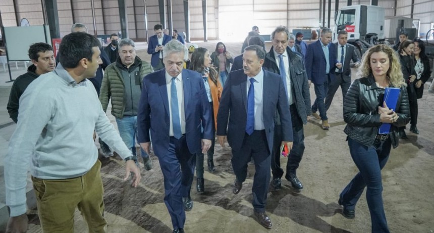 El presidente Fernández y el gobernador Ricardo Quintela visitaron la fábrica Allpapuka-Cerámica Riojana 