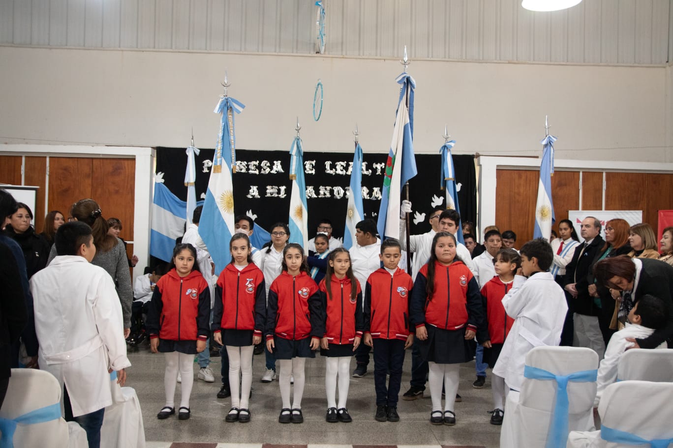 Estudiantes de escuelas de la modalidad de Educación Especial prometieron lealtad a la Bandera