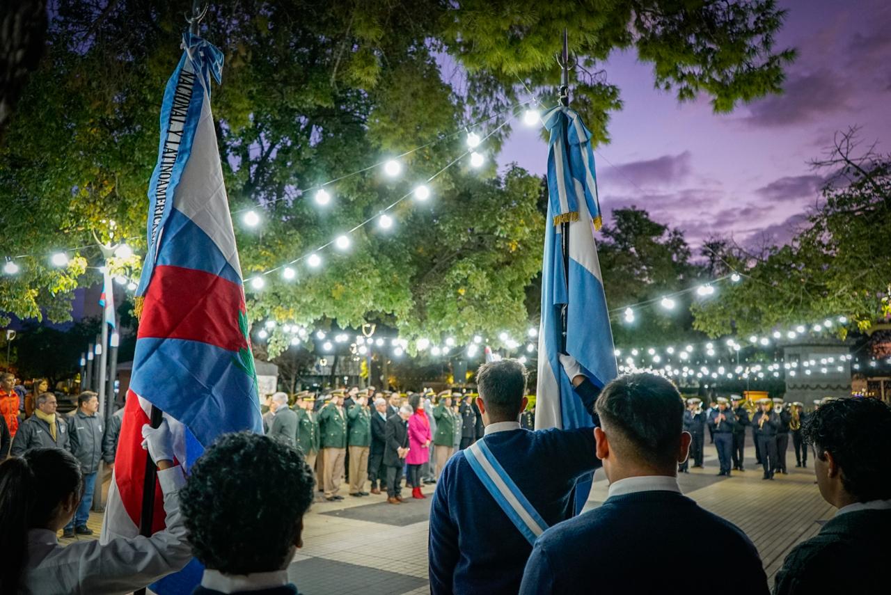 Se realizó el acto protocolar en conmemoración del Día de la Bandera en la Plaza 25 de Mayo.