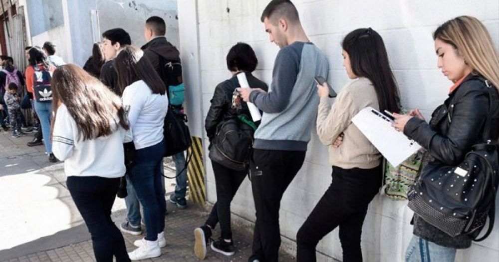 Efecto Milei:El gobierno libertario castigó muy duro a la generación que lo votó y esperanzó en un futuro mejor.