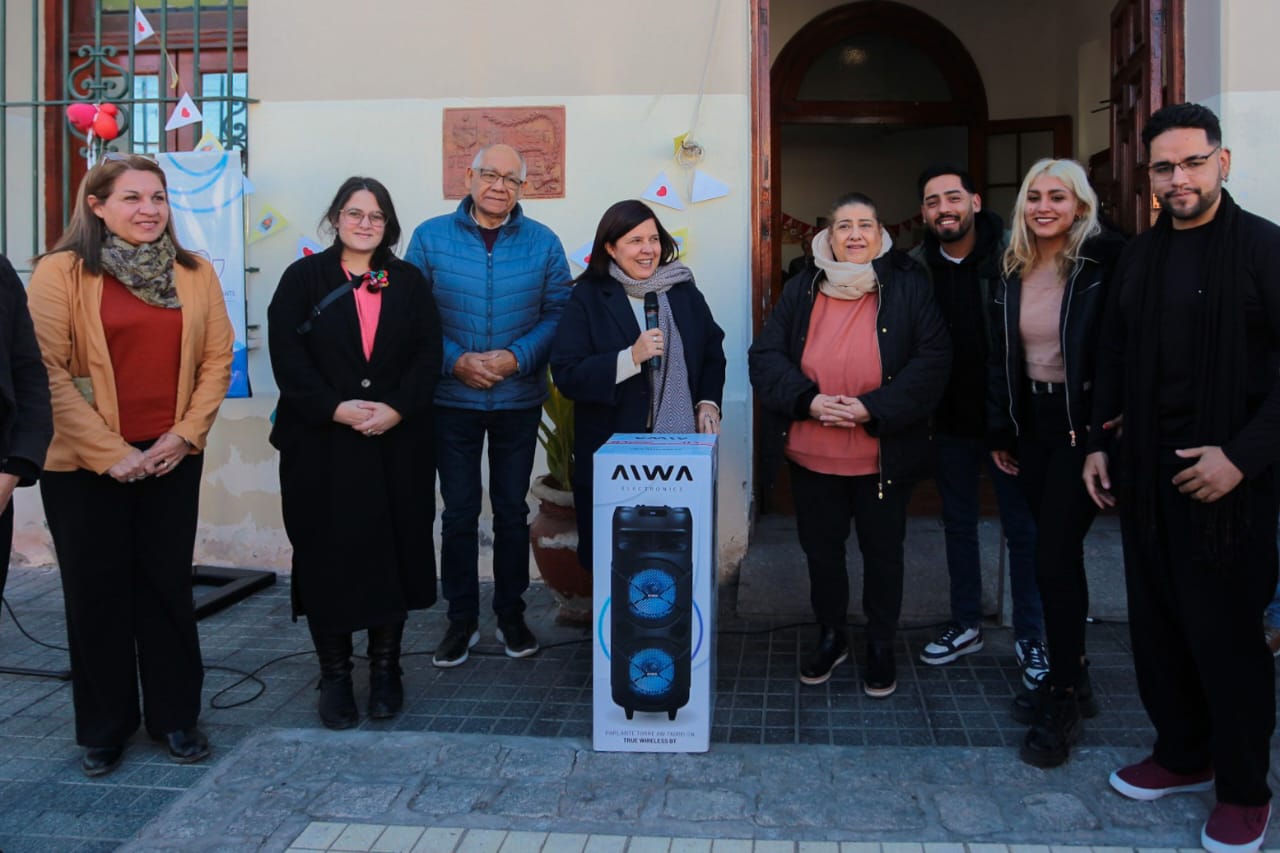 La viceintendenta entregó equipamiento a un grupo de tango para fomentar el baile.