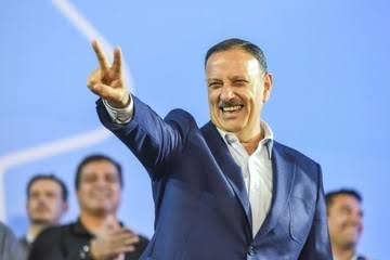 Ricardo Quintela anunci&oacute; un aumento del 15% a empleados estatales.