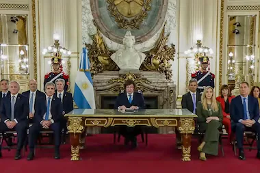 El fantasma de los 90. Javier Milei present&oacute; su proyecto para desmantelar el control al sistema financiero