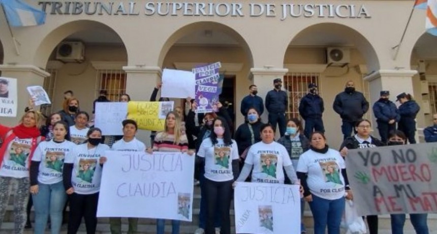 Familiares de Claudia Vega marcharon exigiendo justicia