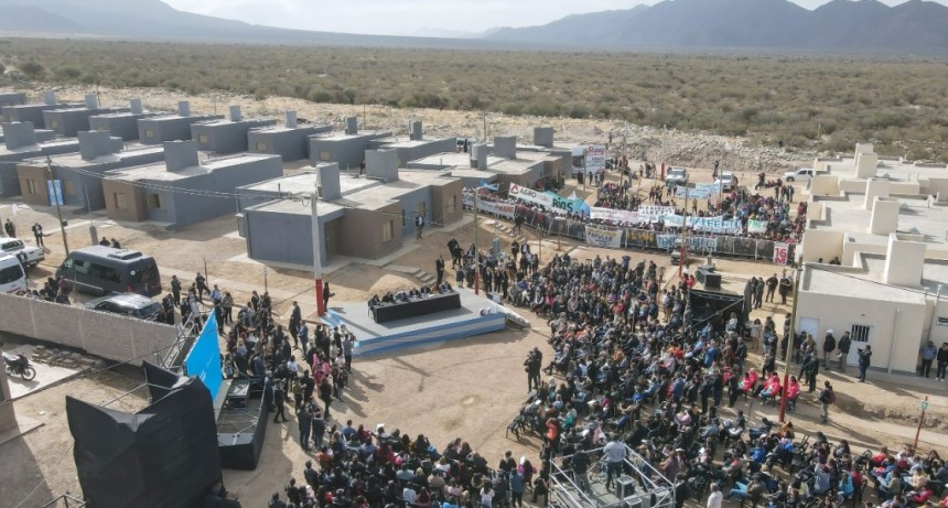 El gobernador Ricardo Quintela y el presidente Alberto Fernández entregaron viviendas de tres dormitorios a 78 familias en Chilecito