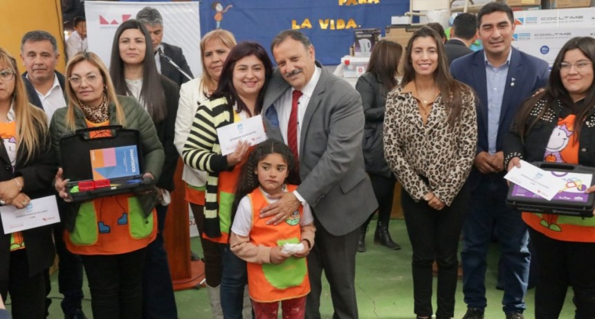 Celebrando el mes de la niñez el gobernador Ricardo Quintela inauguró mejoras en el jardín y escuela de Ángel Vicente Peñaloza