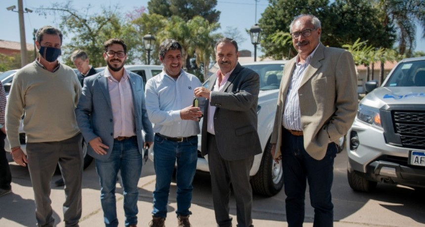 El Gobernador entregó camionetas para que la empresa estatal EDELaR brinde un mejor servicio 