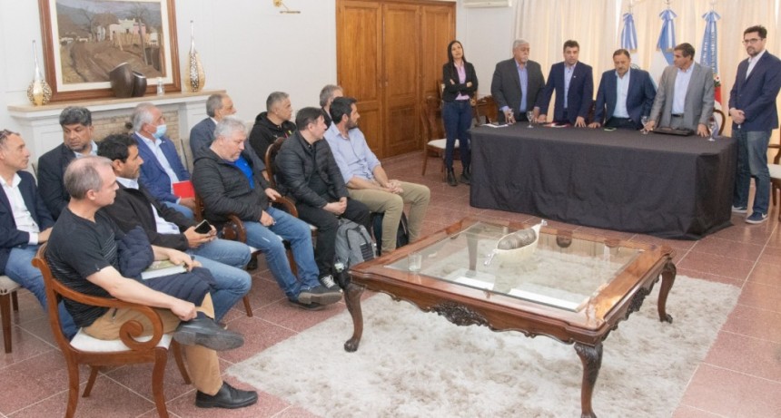El gobernador Ricardo Quintela realizó la apertura de sobres de licitación del trazado vial en la zona del monumento al Chacho Peñaloza