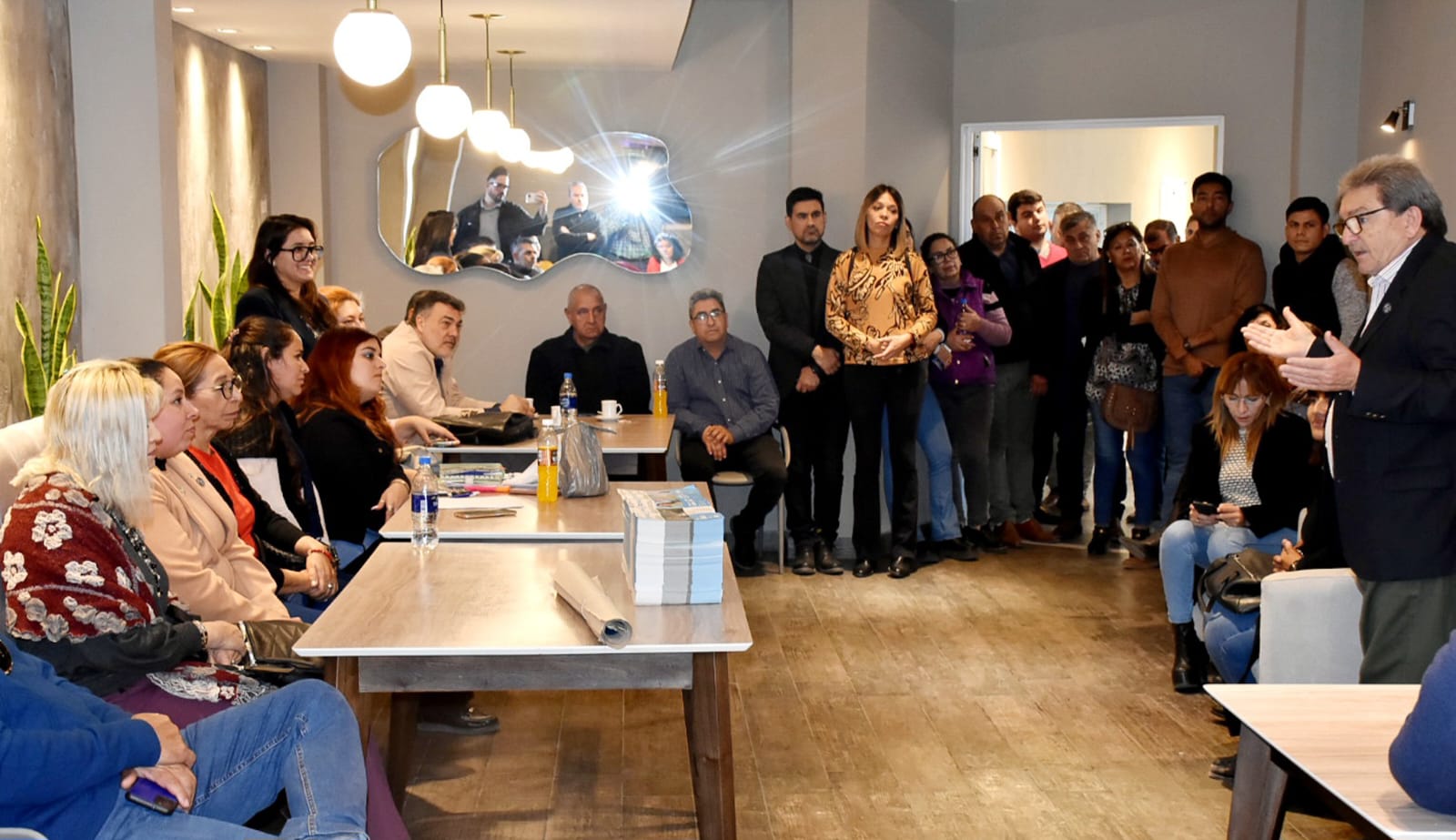 Carlos Machicote se reunio con empleados de la legislatura.