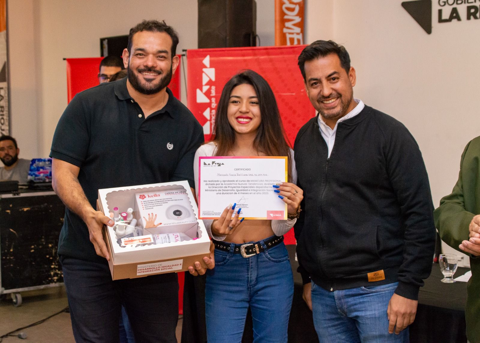 El Ministerio de Desarrollo entregó certificados y kits de herramientas a titulares del Potenciar Trabajo que se capacitaron en manicura profesional