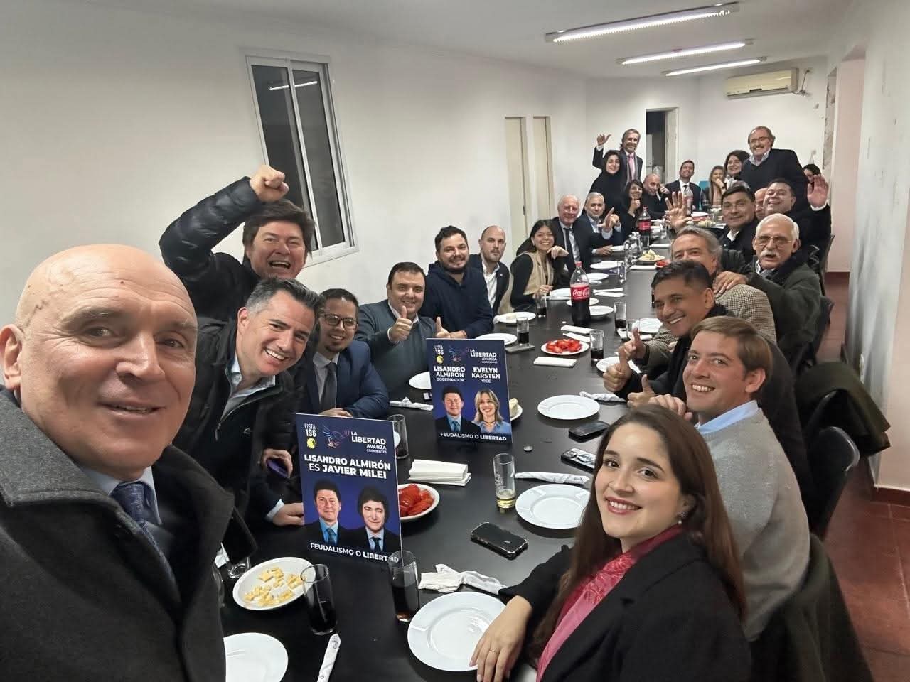 La ultima cena antes de entregar a jubilados y discapacitados a su merced. 