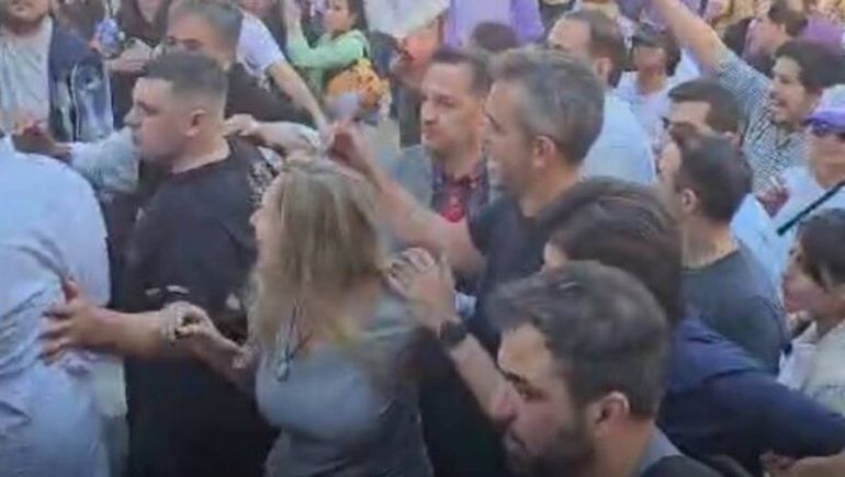 Otra caravana de los Milei termina mal: Karina, evacuada, piñas y dos demorados.