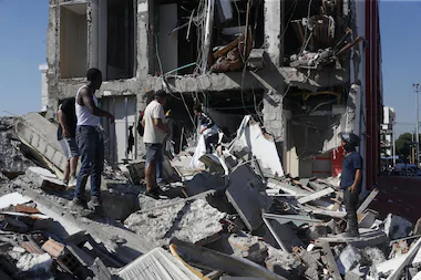 Fuerte sismo en Colombia: reportan 111 muertos y buscan personas entre los escombros 