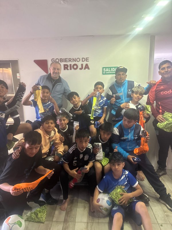En el mes de las Infancias visitaron la Capital Chicos de la Escuela de Futbol Mejor Futuro de Vinchina