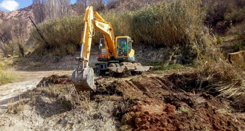 El Gobierno provincial continua con el operativo de limpieza y mantenimiento de canales en Arauco.