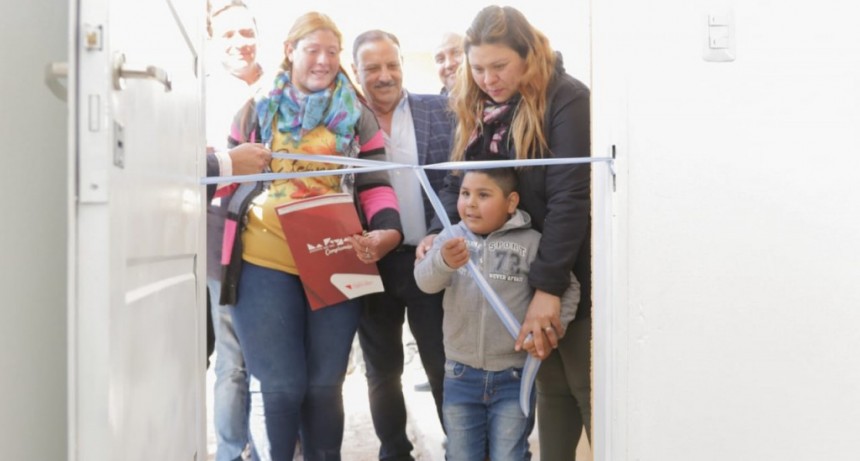 Quintela entregó 18 nuevas viviendas y 36 escrituras a familias de San Blas de Los Sauces