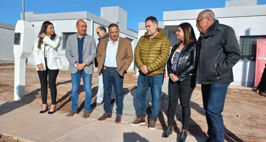“Con esta entrega de viviendas la gente comienza a consolidar sus vidas junto a sus hijos”